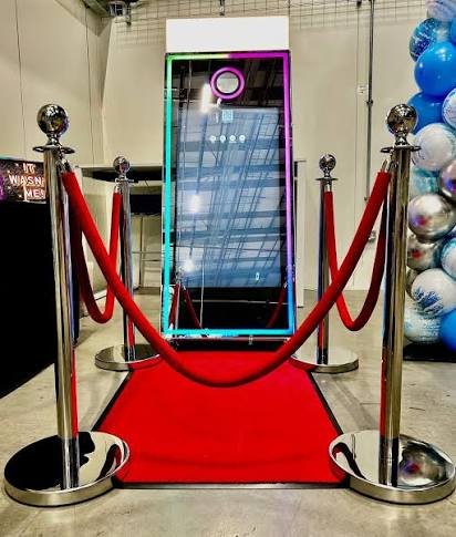 Magic Mirror Photo Booth – Interactive Selfie Station - Image 3